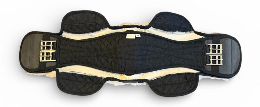 Anatomical girth with removable WHITE sheepskin cover
