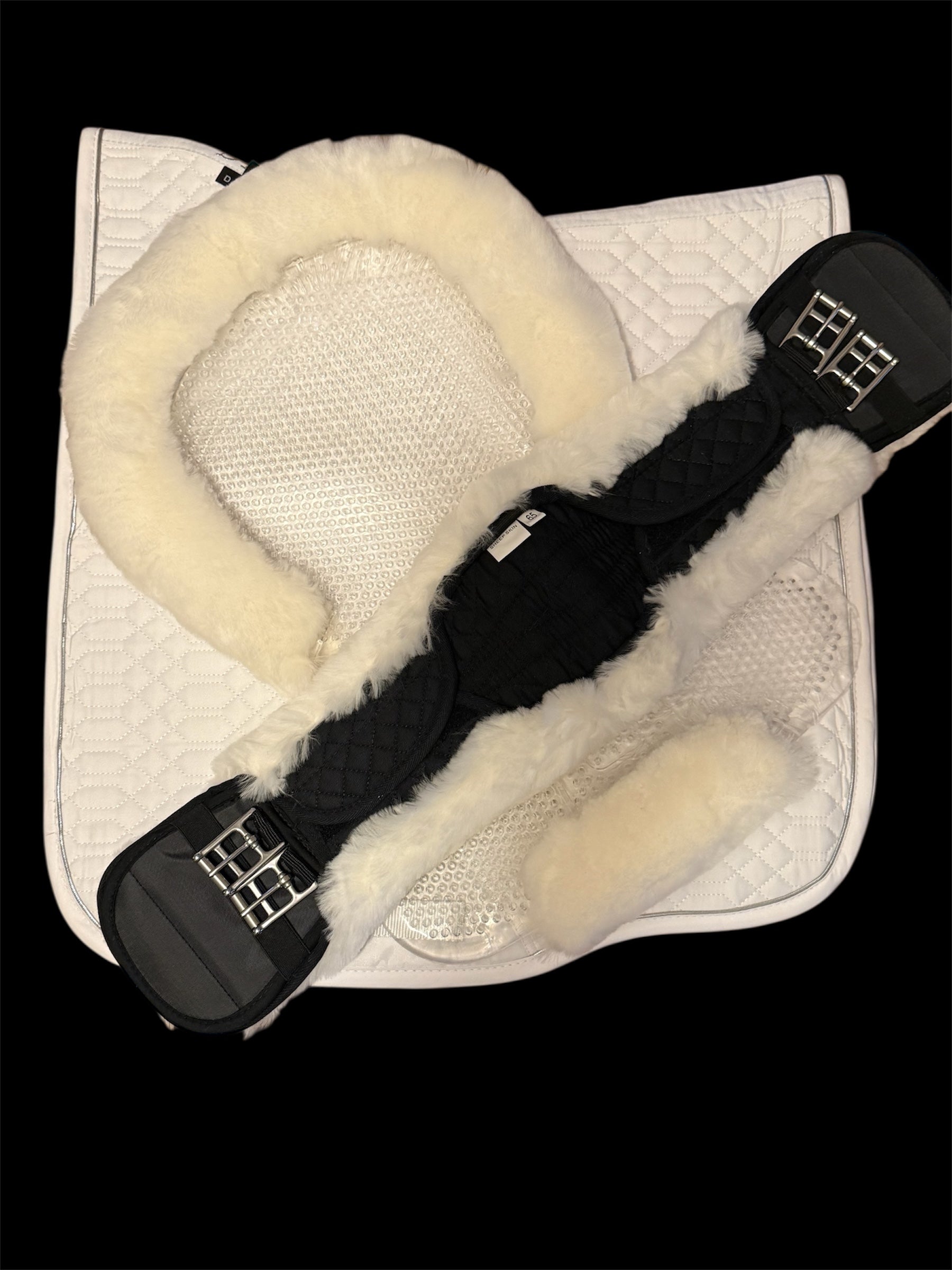 Anatomical girth with removable WHITE sheepskin cover